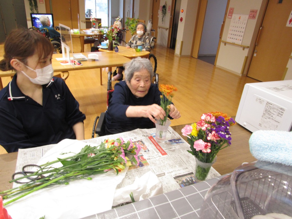 花を花瓶に生け中